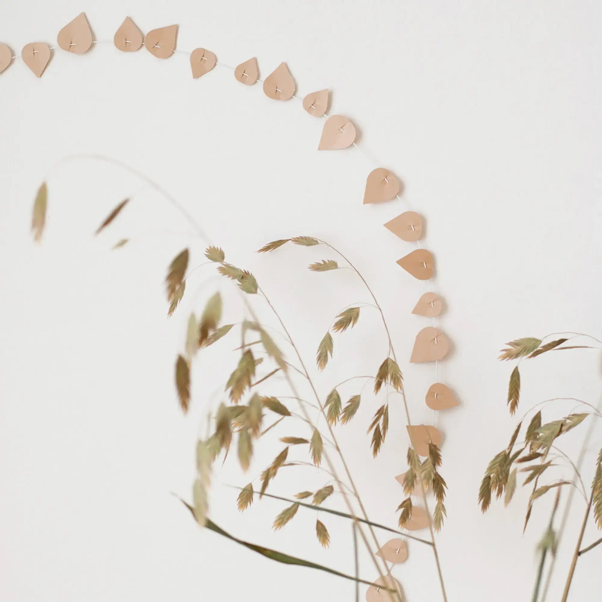 Jurianne Matter | Papieren bloemenkrans Twig in de kleur blushing beige | Conceptstore Sisällä