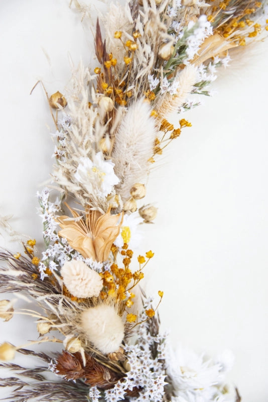 My Paperstation | Close-up van de gekleurde droogbloemen van droogbloemenkrans Zarah | Conceptstore Sisalla