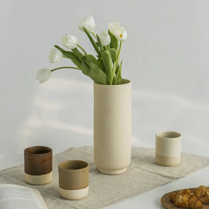 O Cactuu | Beige vaas Solvi met witte tulpen en bruine mokken | Conceptstore Sisalla