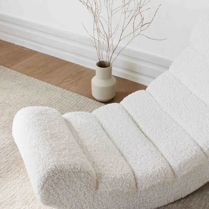 O Cactuu | Vaas Rikka beige op houten vloer, met daarnaast een witte teddy fauteuil | Conceptstore Sisalla