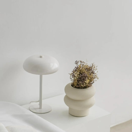 O Cactuu | Beige vaas Ulla op een wit nachtkastje | Conceptstore Sisalla