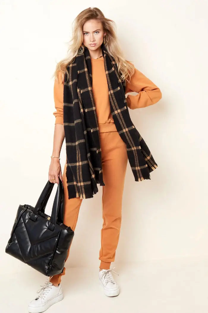 Yehwang | Model met geblokte sjaal in zwart & beige | Conceptstore Sisalla