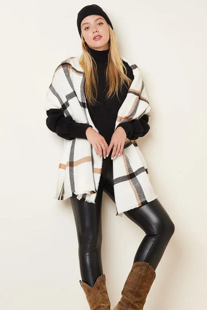 Yehwang | Model met wit geruite sjaal | Conceptstore Sisalla