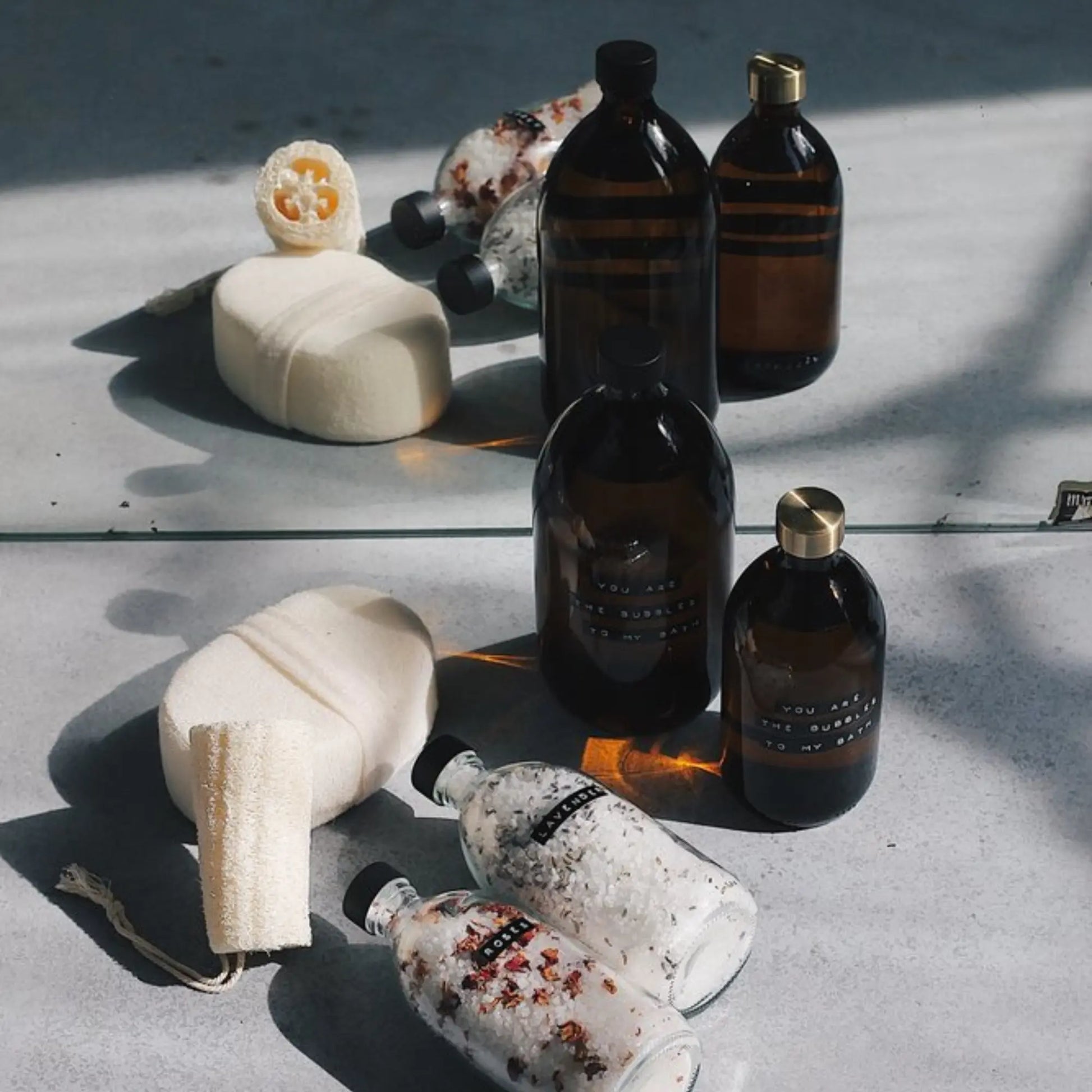 Wellmark | Badzeep en badzout in glazen flessen en scrubsponzen | Conceptstore Sisällä