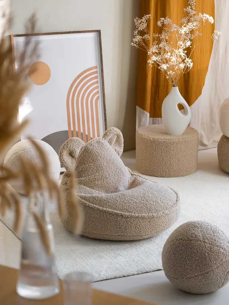 Wigiwama | Collectie van beige bouclé stof, bestaande uit zitzakken, poefs en kussens | Conceptstore Sisällä