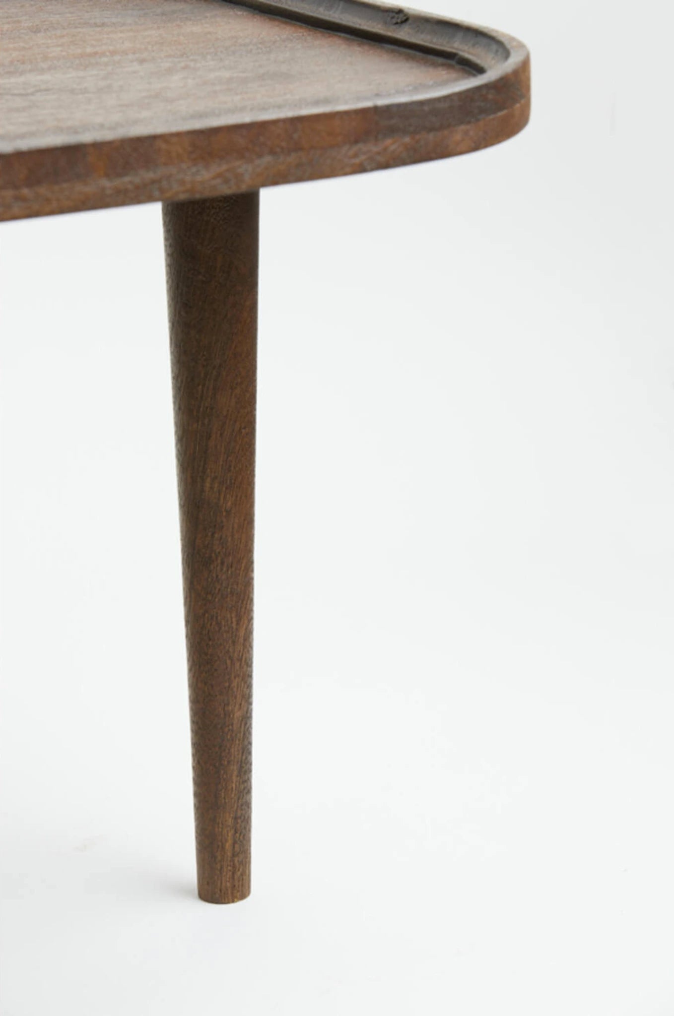 Donker houten bijzettafel Mazabe van Light & Living - Detail van de houten poot
