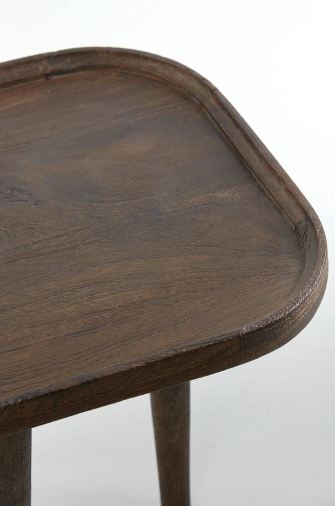 Bijzettafel Mazabe L van Light & Living - Detail van donker houten tafelblad