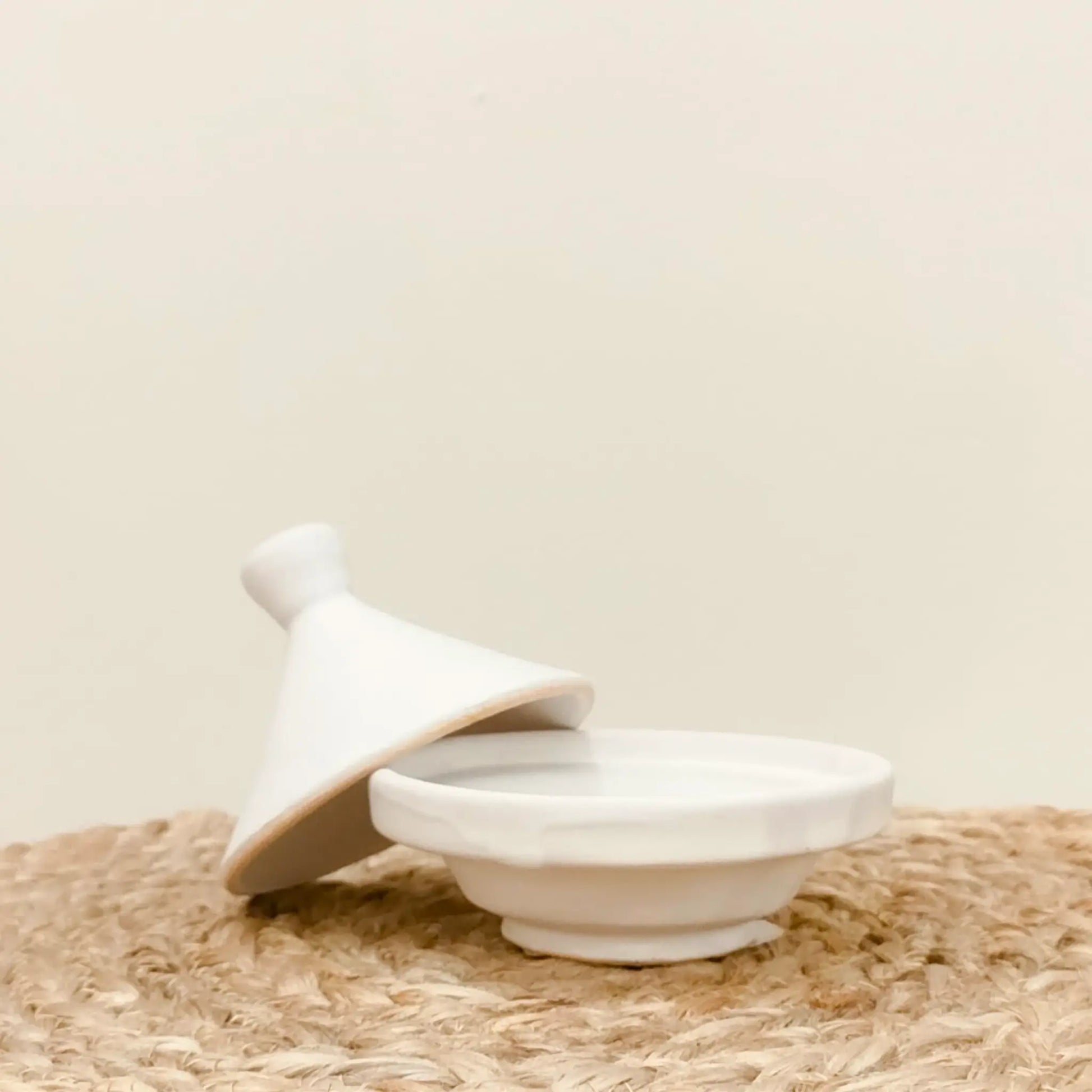 Mi Casa | Handgemaakte mini tajine van mat wit aardewerk | Conceptstore Sisalla