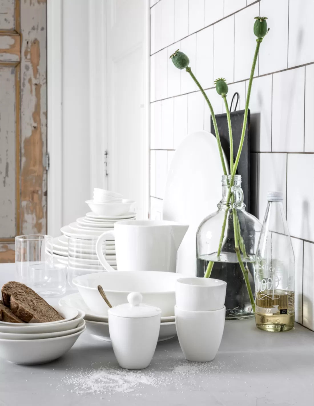 VT Wonen | Wit servies van porselein in de keuken | Conceptstore Sisalla