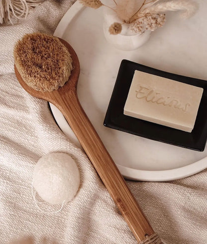 Elicious | Dienblad met handgemaakte zeep 'soothing coconut' en een badborstel | Conceptstore Sisällä