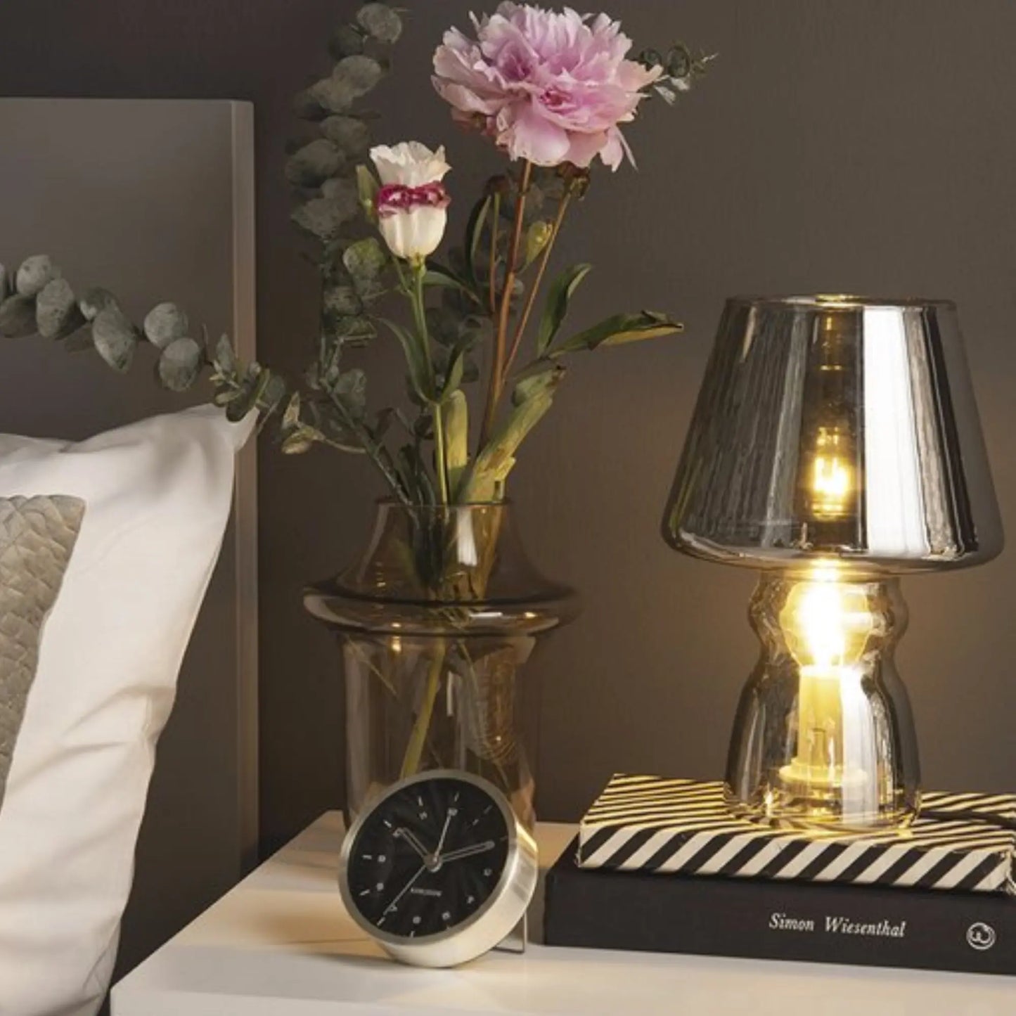 Leitmotiv | Brandende glazen tafellamp met chroom afwerking op nachtkastje | Conceptstore Sisällä