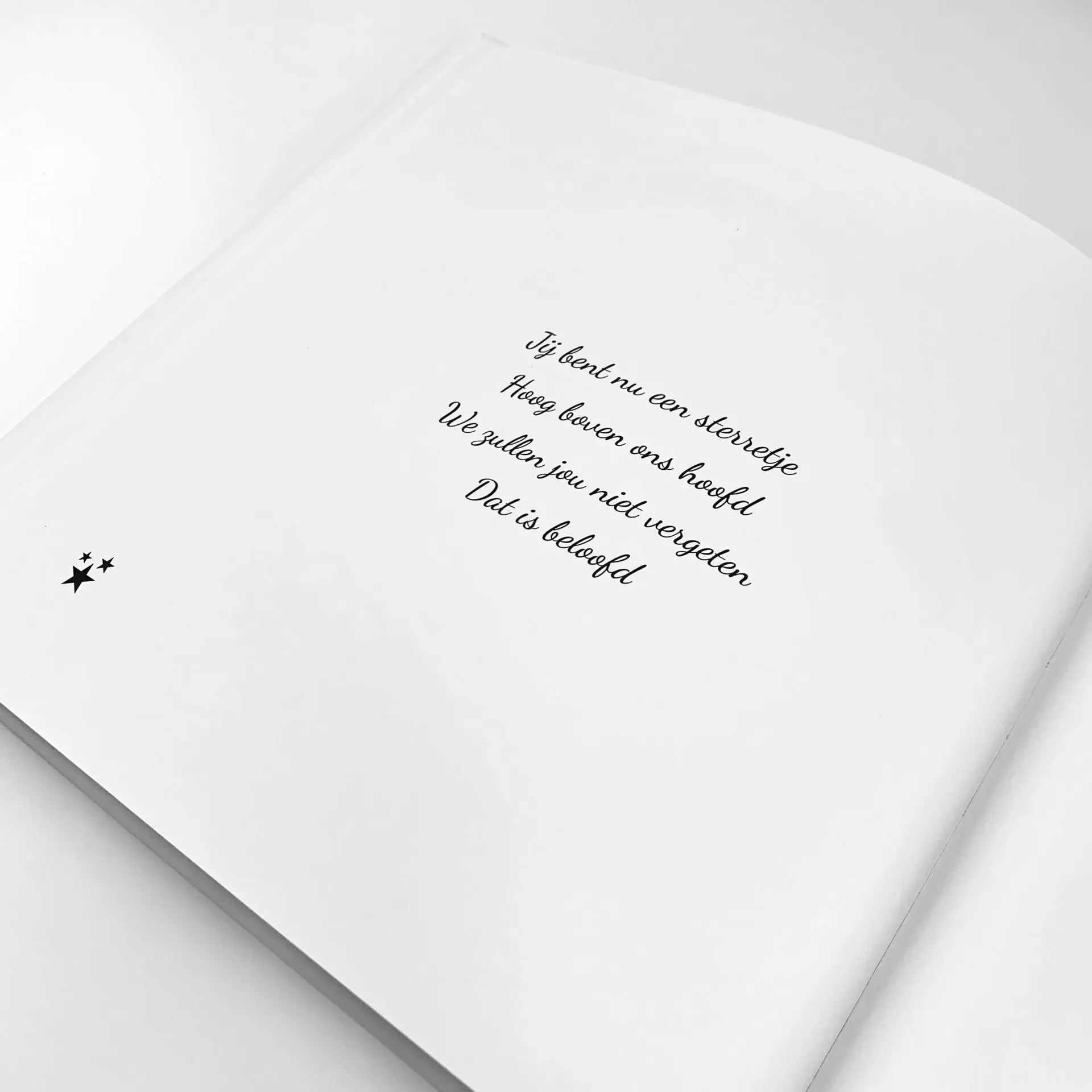 Lifestyle2love | Wit herinneringsboek voor sterrenkindjes, pagina met gedichtje ‘jij bent nu een sterretje, hoog boven ons hoofd, we zullen jou niet vergeten, dat is beloofd’
