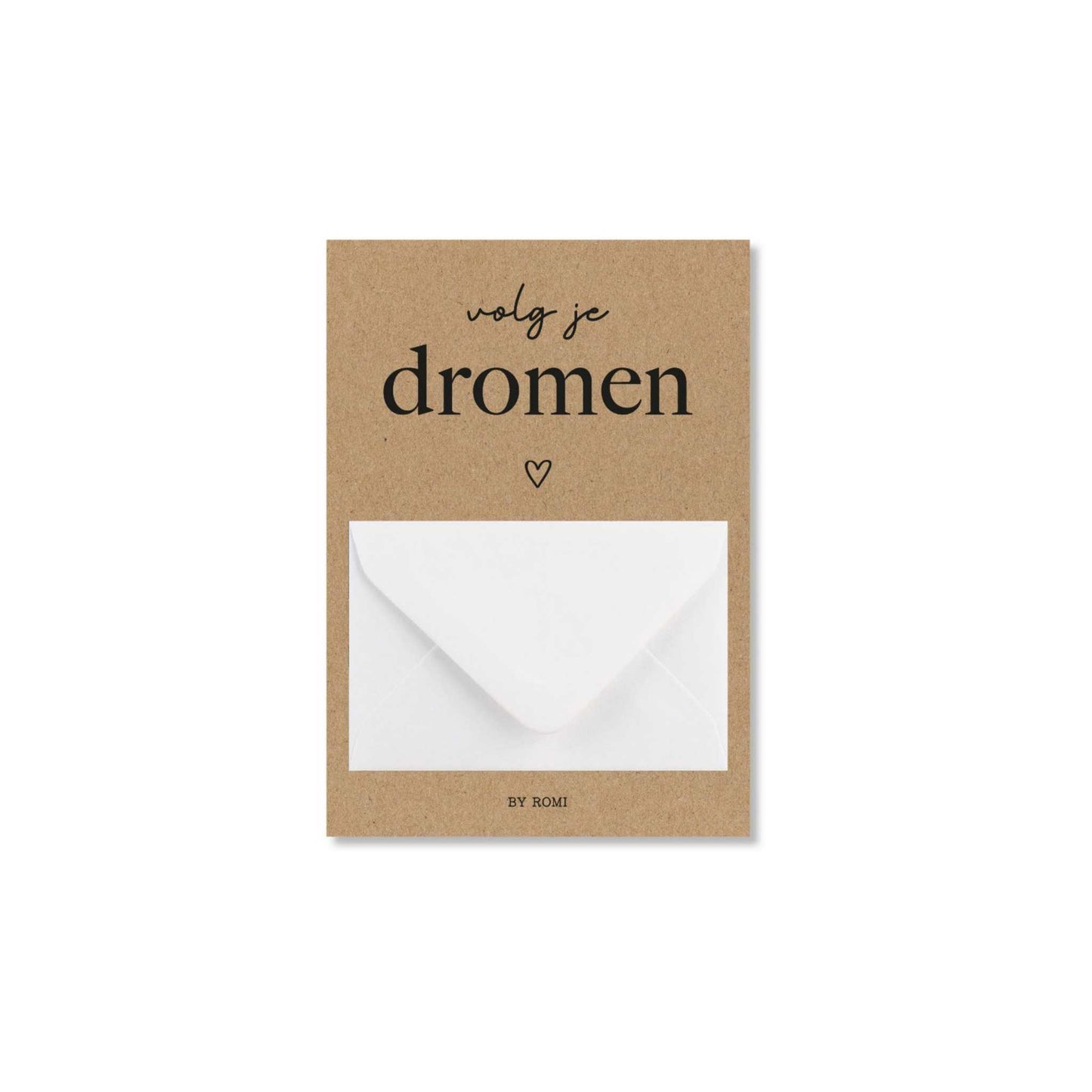 By Romi | Kraft A6-kaart met voorop een witte mini-envelop, zwart hartje en tekst ‘volg je dromen'