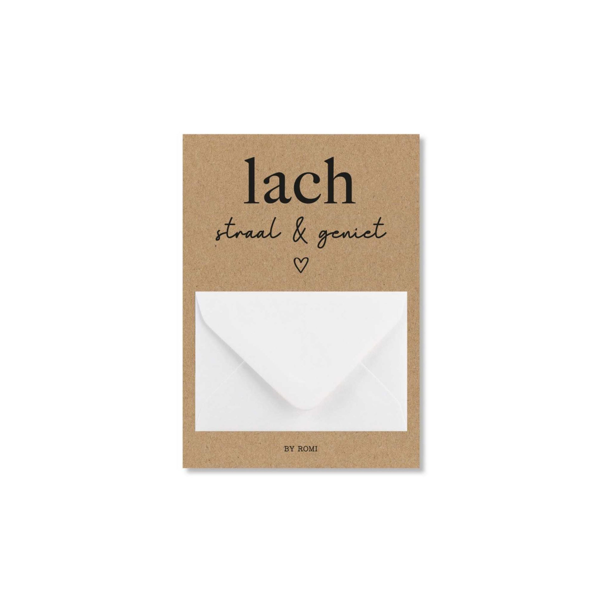 By Romi | Kraft A6-kaart met voorop een witte mini-envelop, zwart hartje en de tekst ‘lach, straal & geniet’