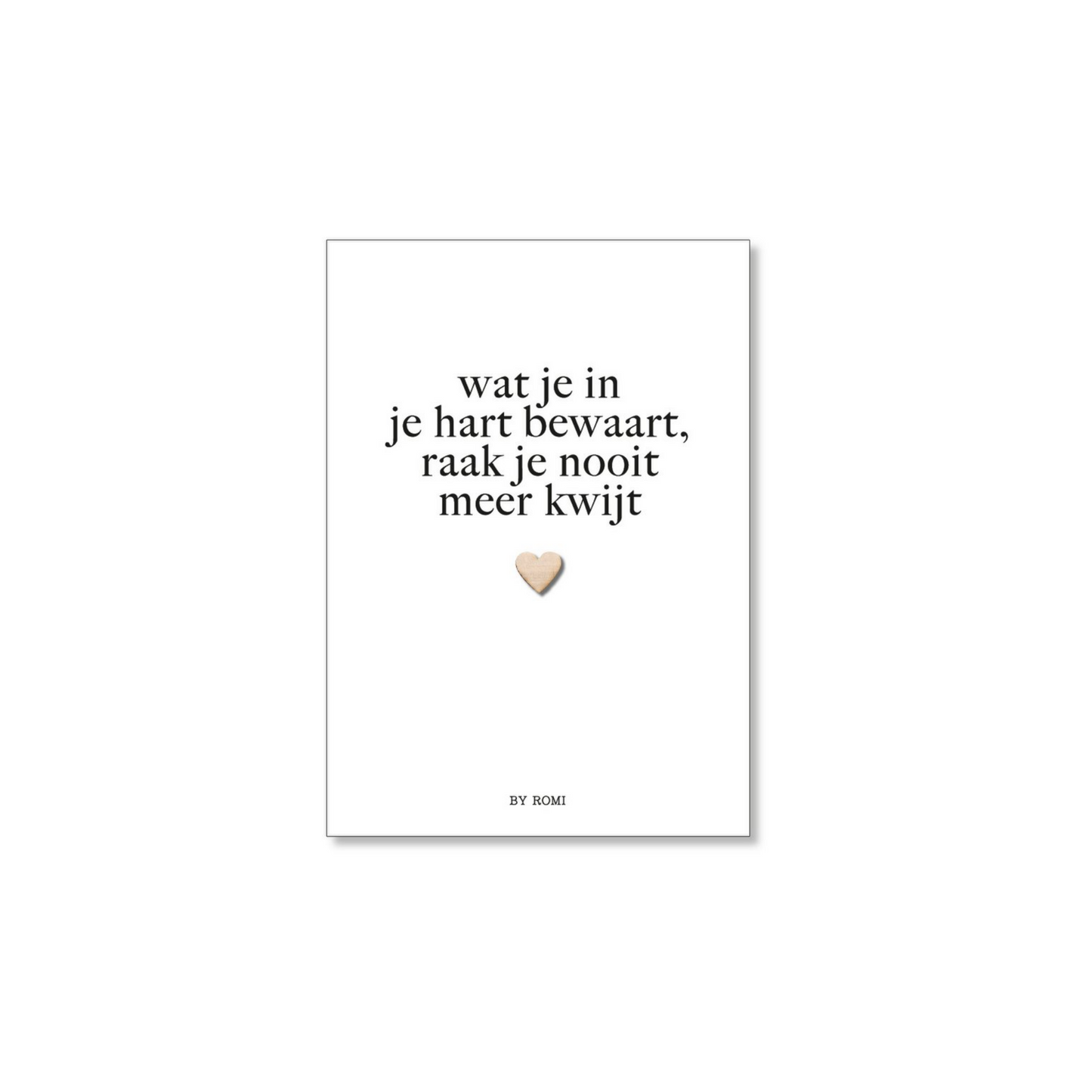 By Romi | Witte A6-kaart met houten hartje en de tekst ‘wat je in je hart bewaart raak je nooit meer kwijt’