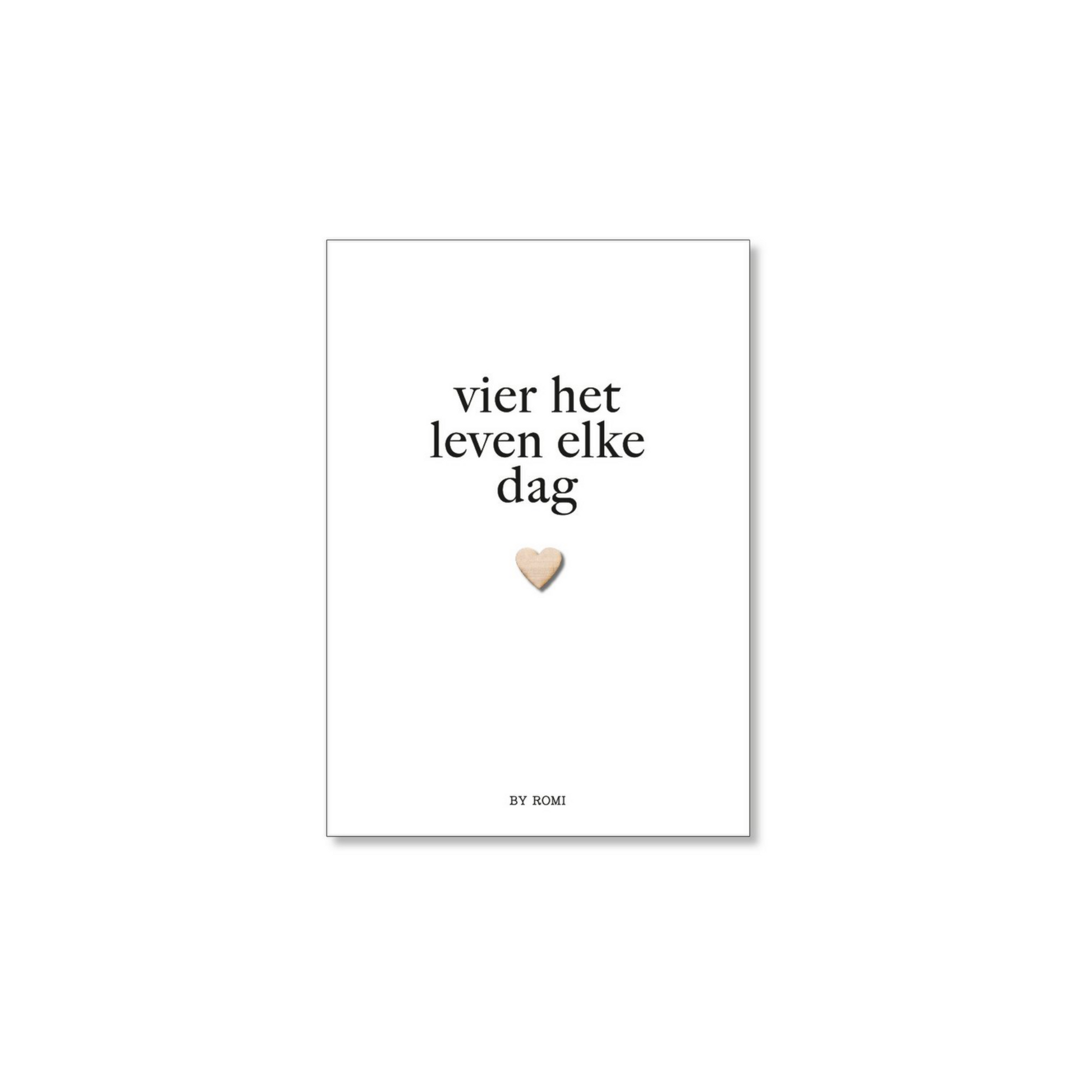 By Romi | Witte A6-kaart met houten hartje en de tekst ‘vier het leven elke dag’